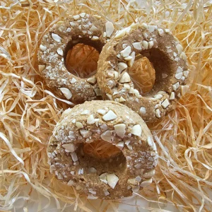 Banánový donut s arašídy z domácí pekárny